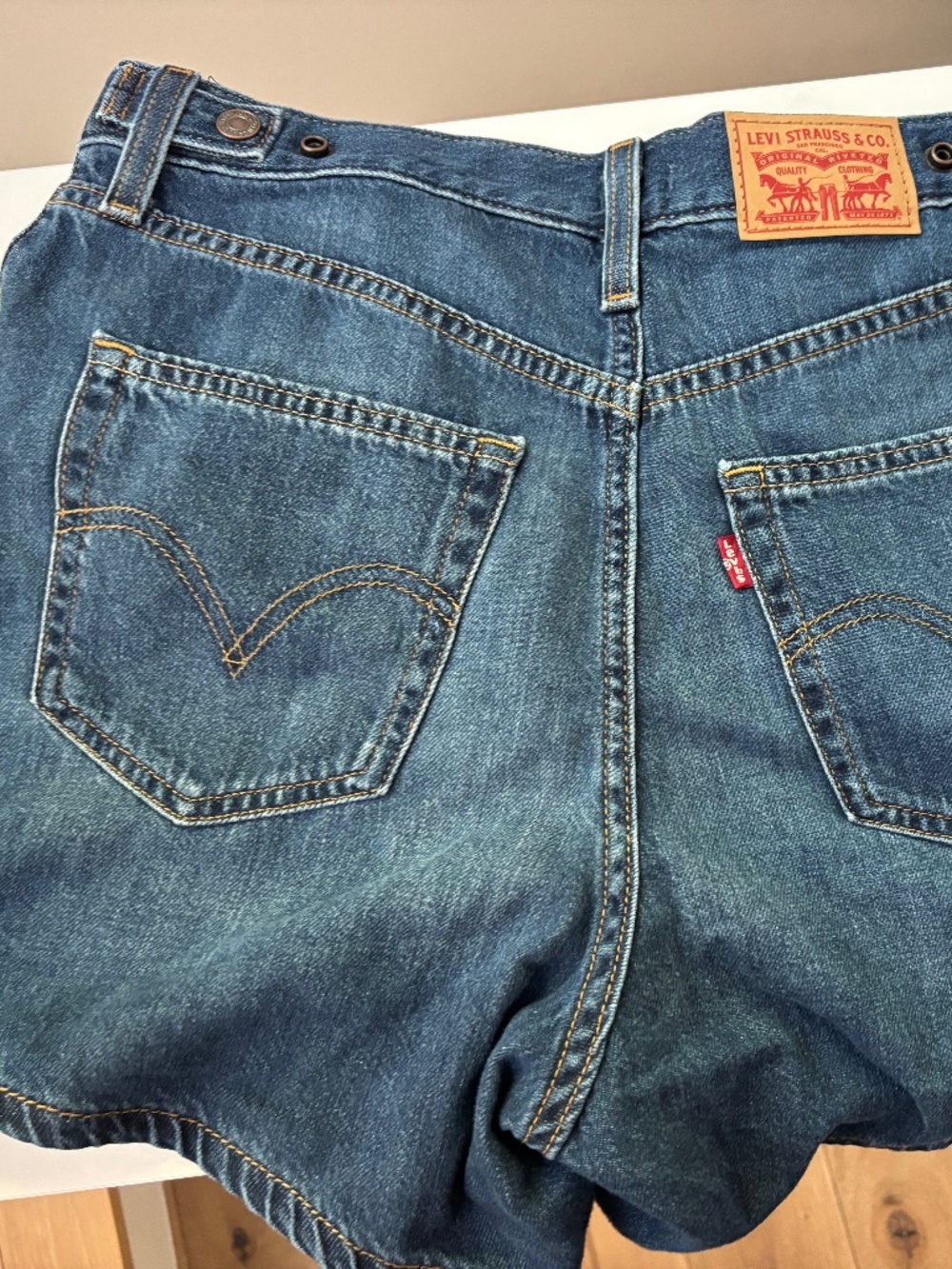 Levi's Cinch High-Rise Jean Shorts - Picture 3 of 10